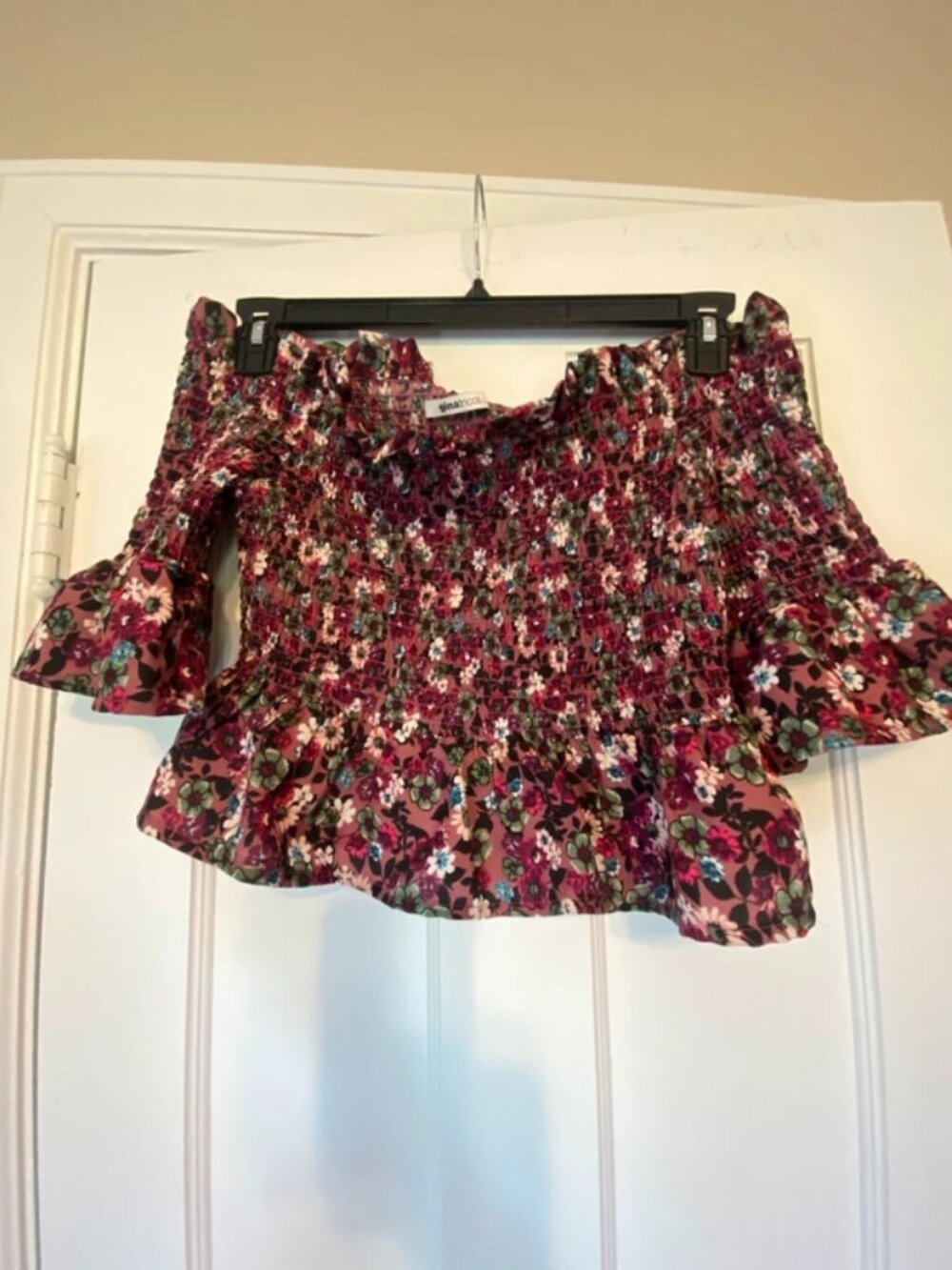 Womens off the shoulder smocked cropped top burgundy floral Gina tricot size xl